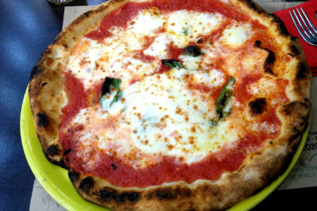 Pizza margherita senza glutine dei Pizzaioli Veraci a Fuorigrotta